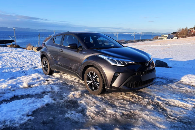 2024 Toyota C-HR Hybrid black SUV front view